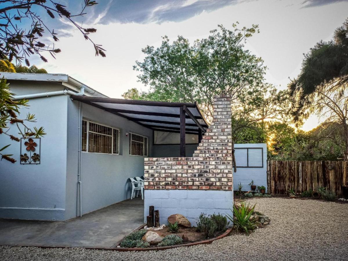 18 On Mark Willowmore Exterior photo